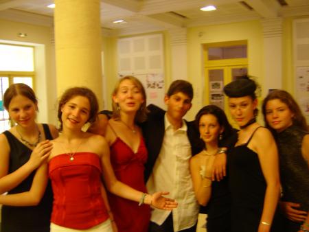 Tomas entouré de Gaetane, Irene, Morgane, Alice, Zozo et Sarah